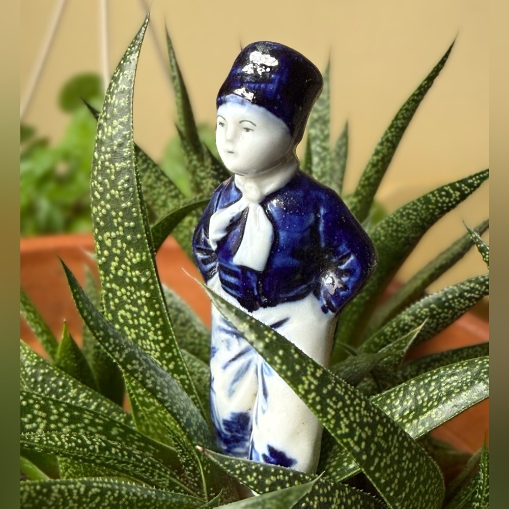 Porcelain Dutch Boy Glazed Garden Spot Piece